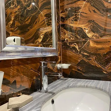 Deluxe Тирана
