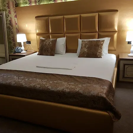 Deluxe Hotel