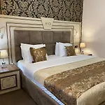 Deluxe Hotell Tirana