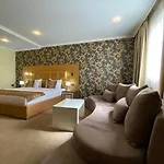 Deluxe Hotell Tirana